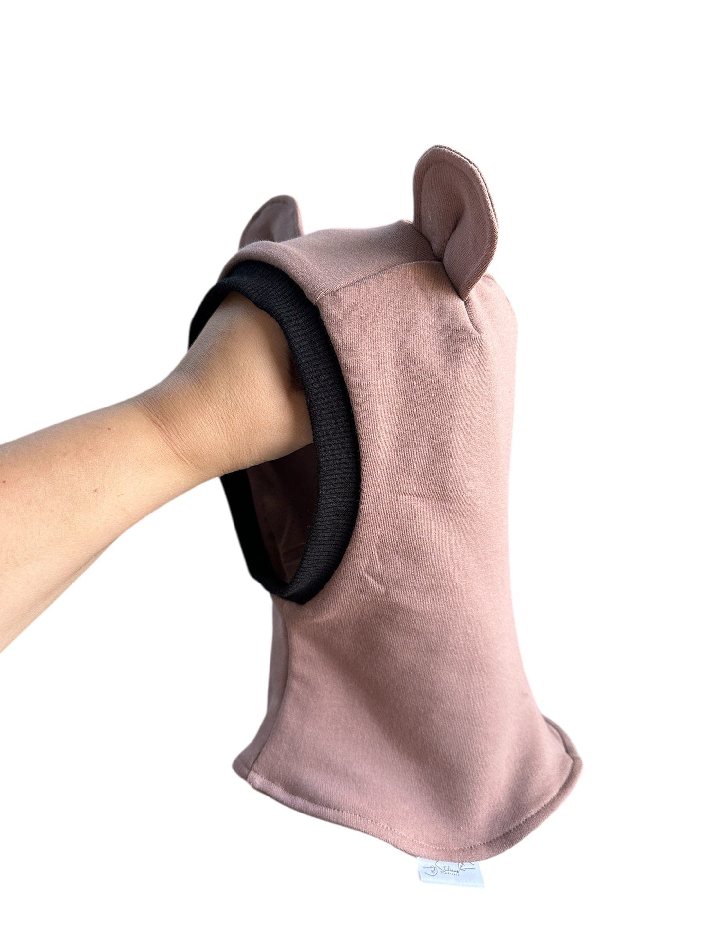 Latte atspalvio vaikiškas rudeninis šalmukas su ausytėmis - Stiliaus detalė