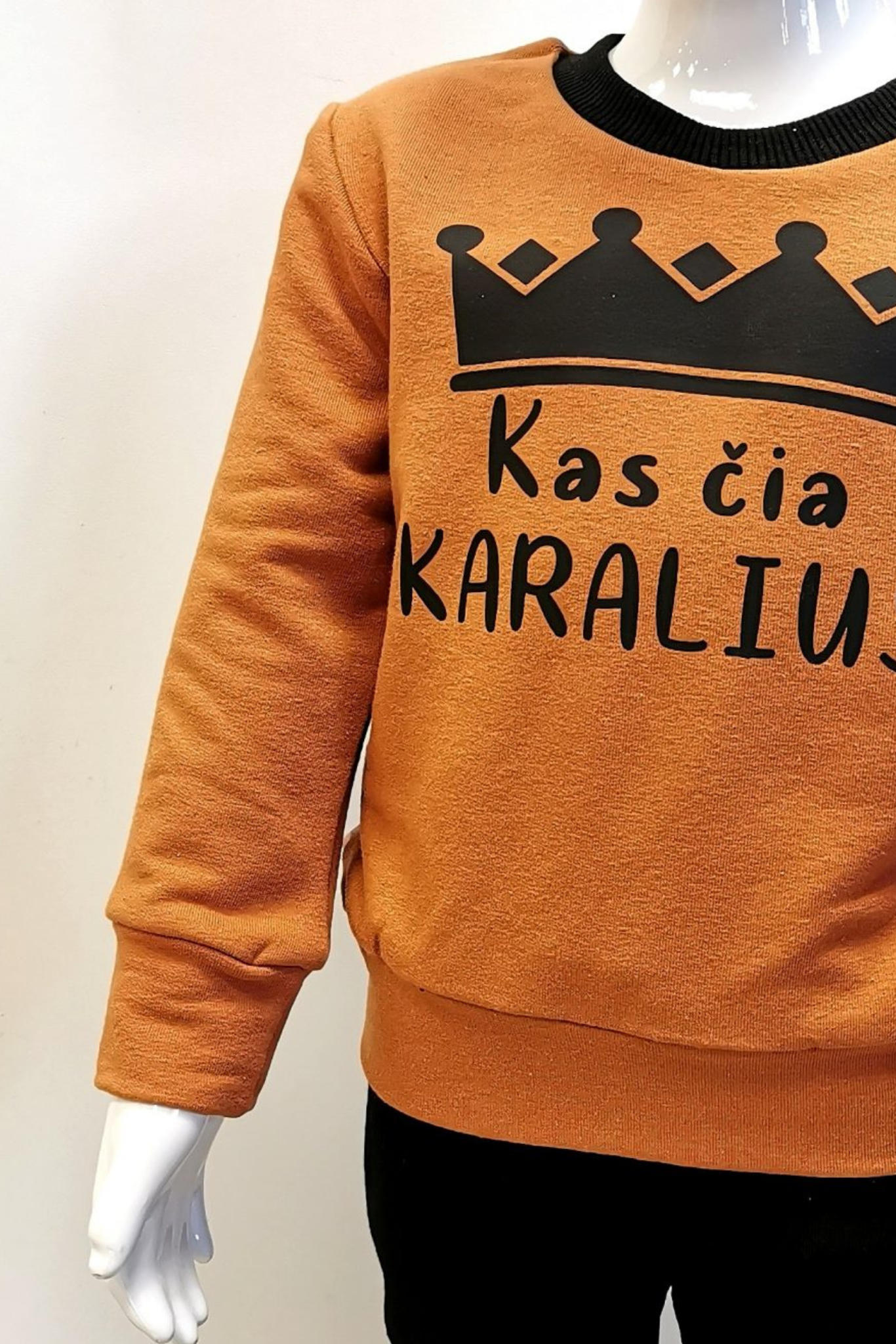 Vaikiškas rudas džemperis “Kas čia karalius?” - Stiliaus detalė