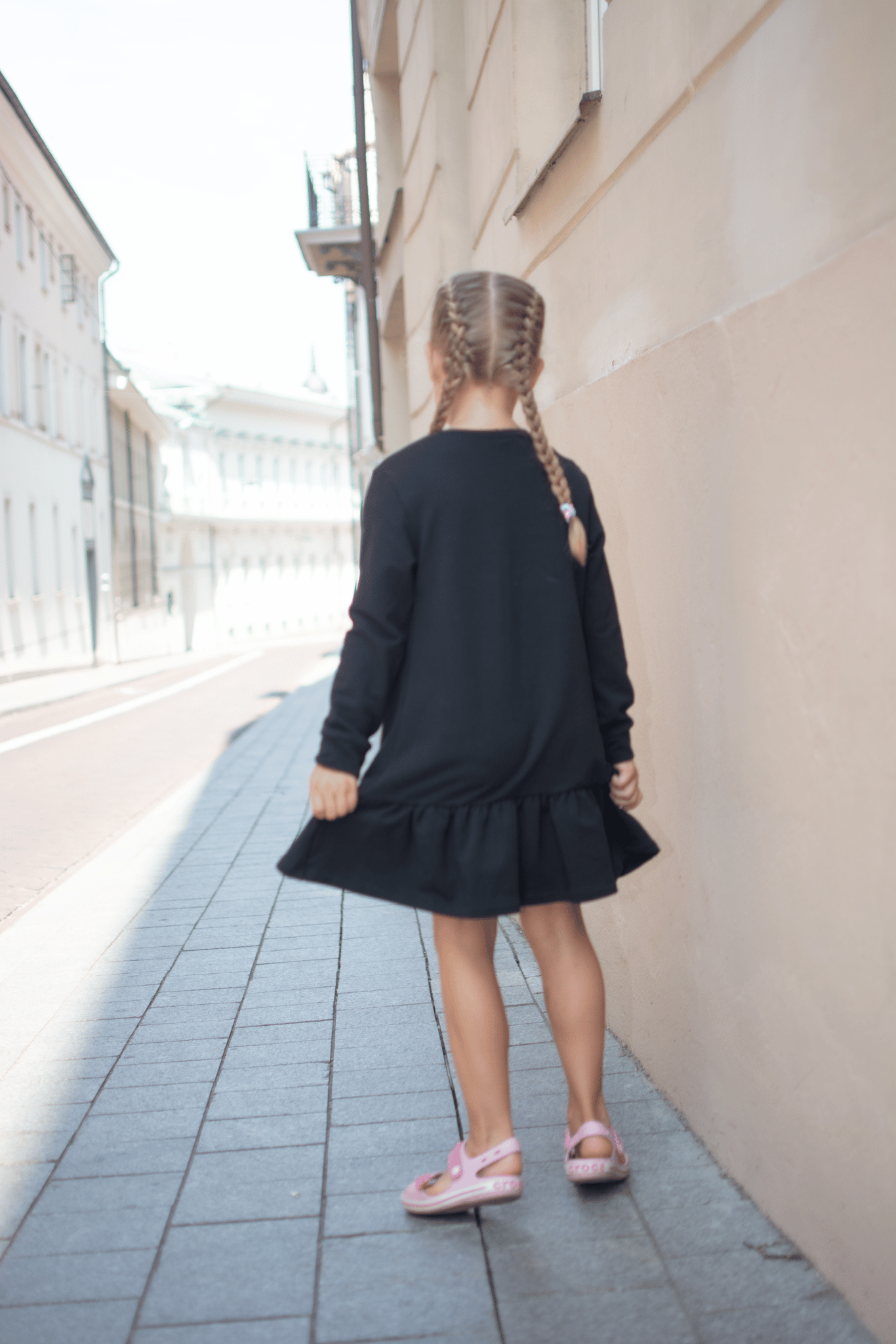 Vaikiška juoda suknelė "Trečiadienė" - Stiliaus detalė