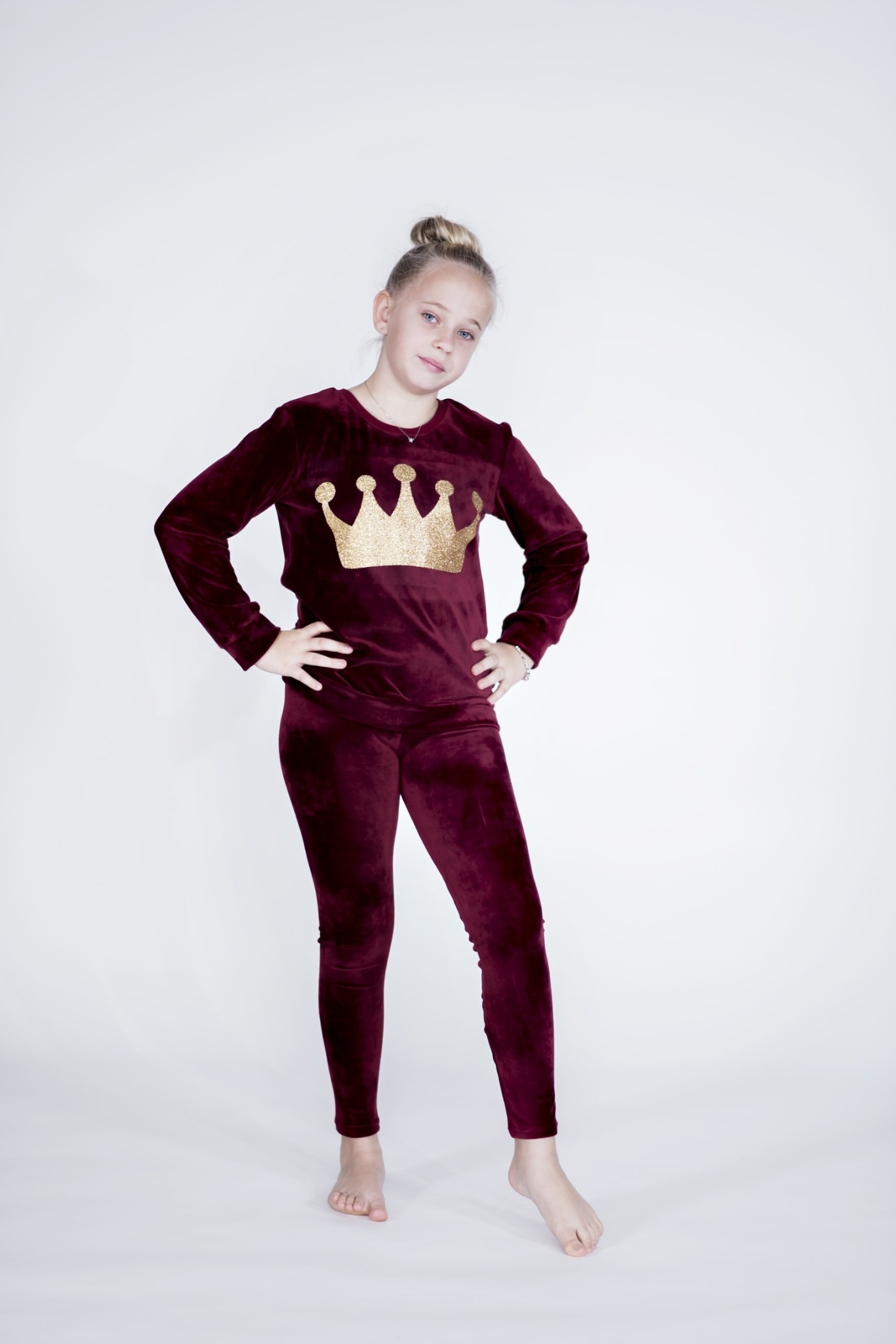 Veliūrinis vaikiškas kostiumėlis “Karūna”Stiliaus detalė