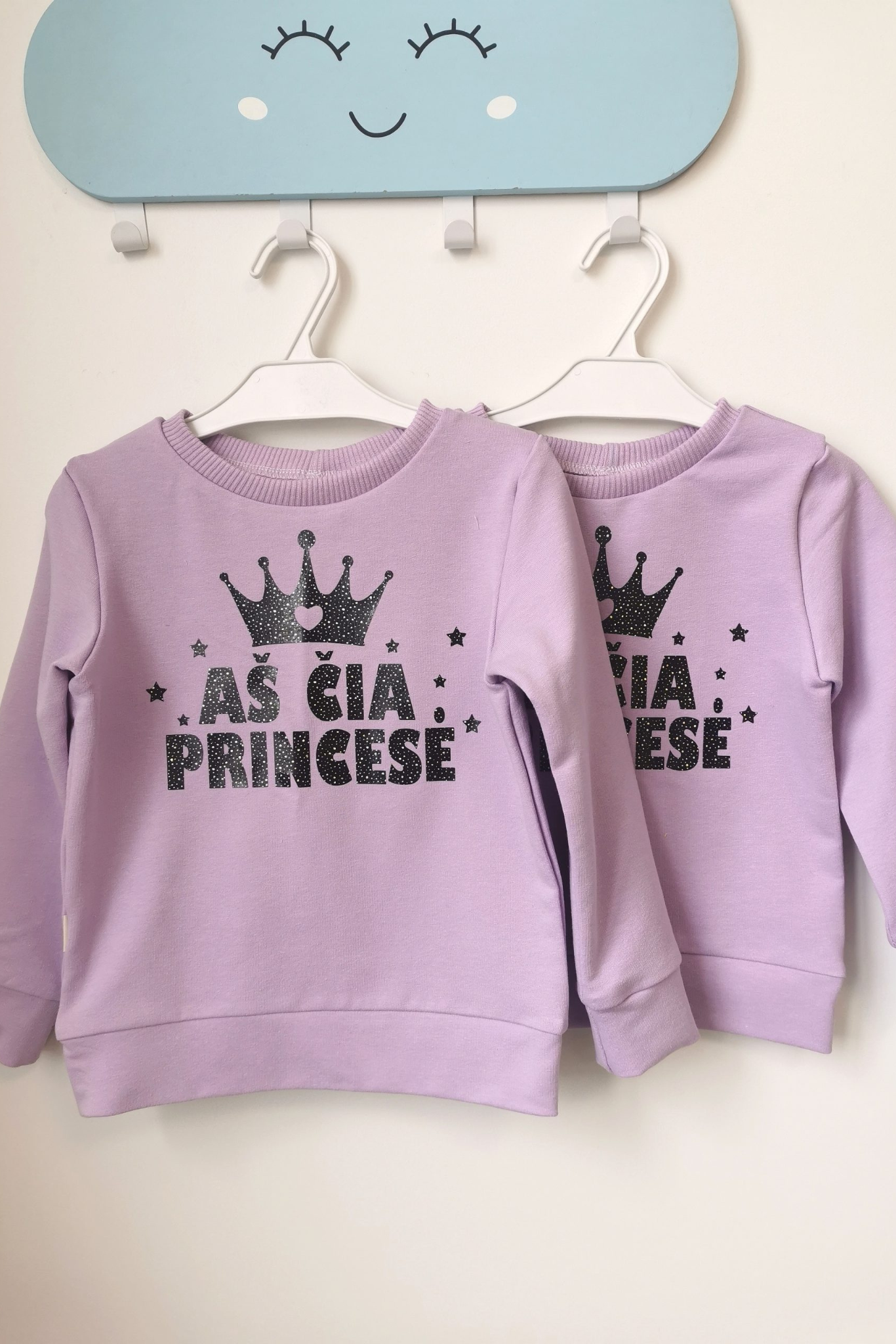 Vaikiškas džemperis “Aš čia Princesė”Stiliaus detalė