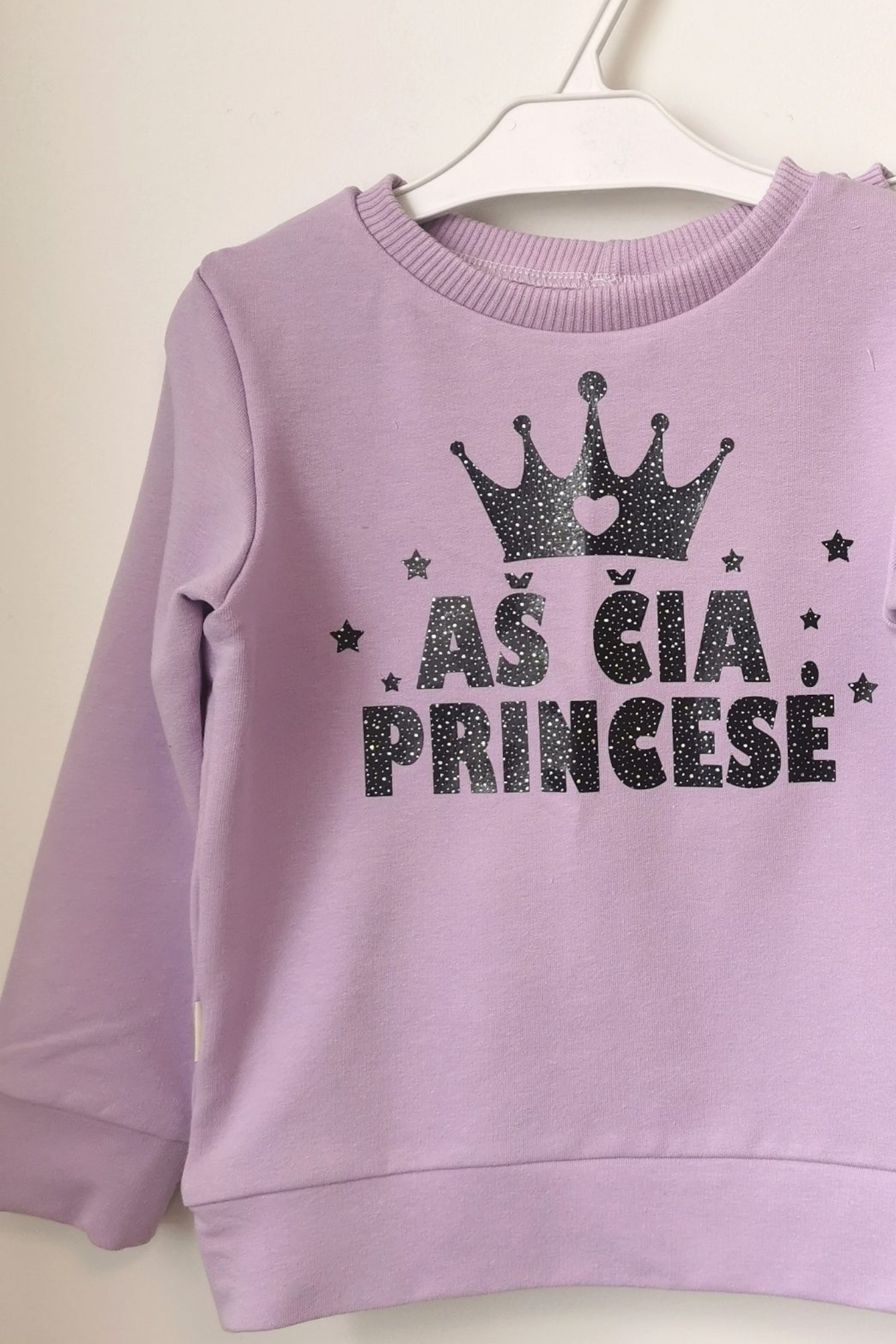 Vaikiškas džemperis “Aš čia Princesė”Stiliaus detalė