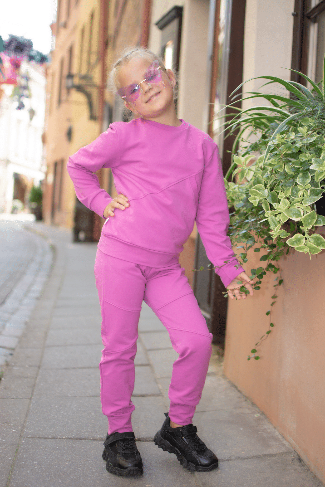 Avietinės spalvos vaikiškas kostiumėlis “Vaikystė" - Stiliaus detalė