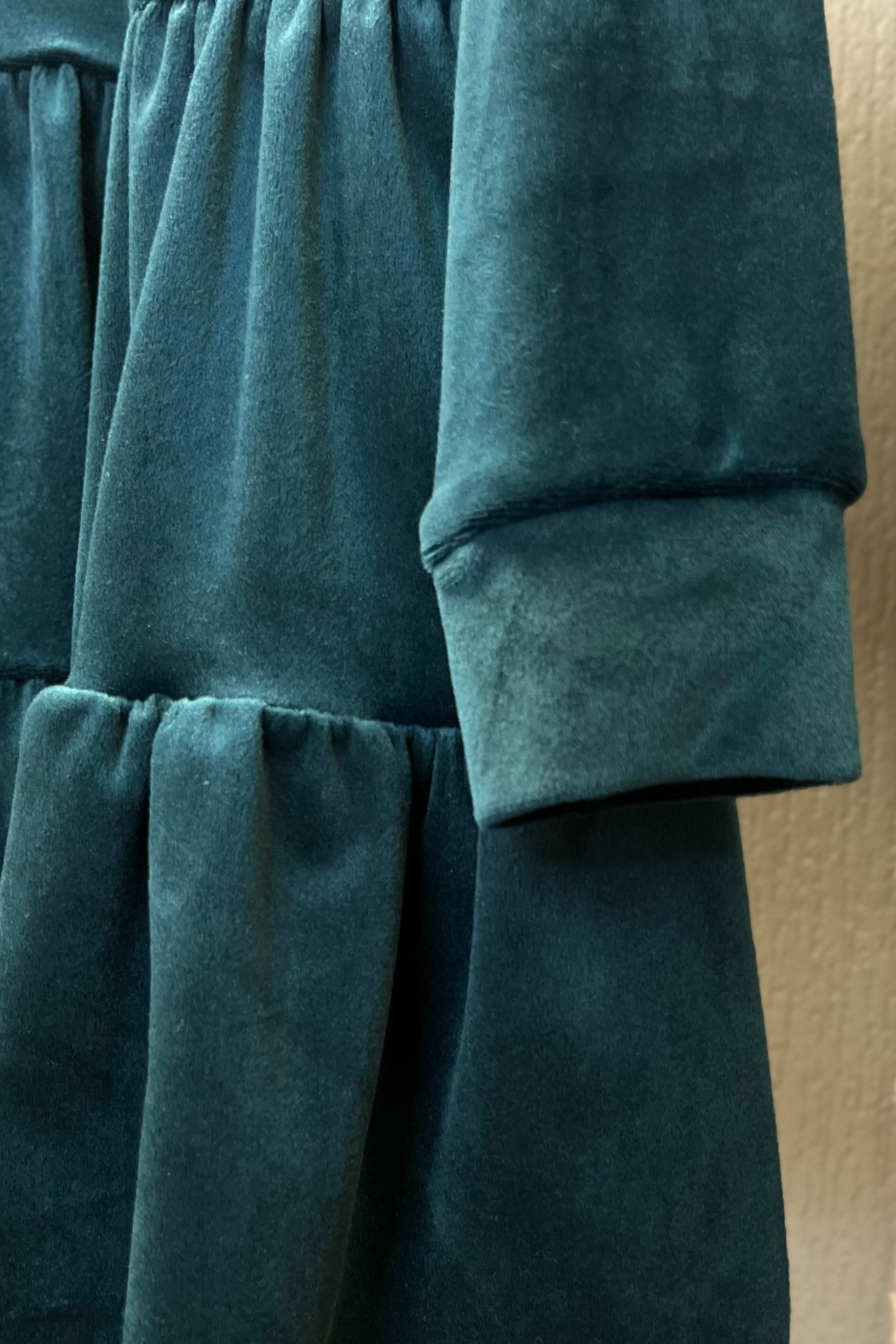 Soft veliūro vaikiška suknelė “Mažoji Dama” - Stiliaus detalė