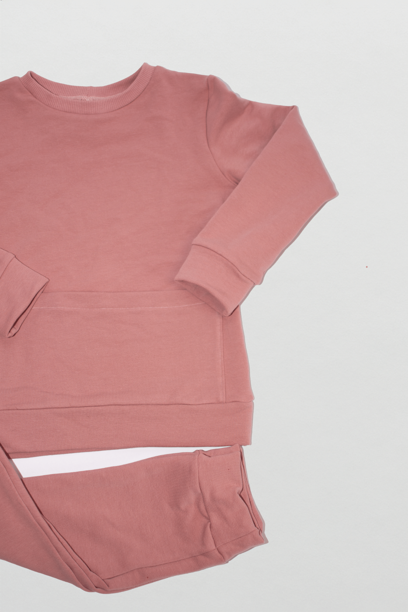 Rausvos spalvos vaikiškas kostiumėlis “Šaltiems vakarams" - Stiliaus detalė