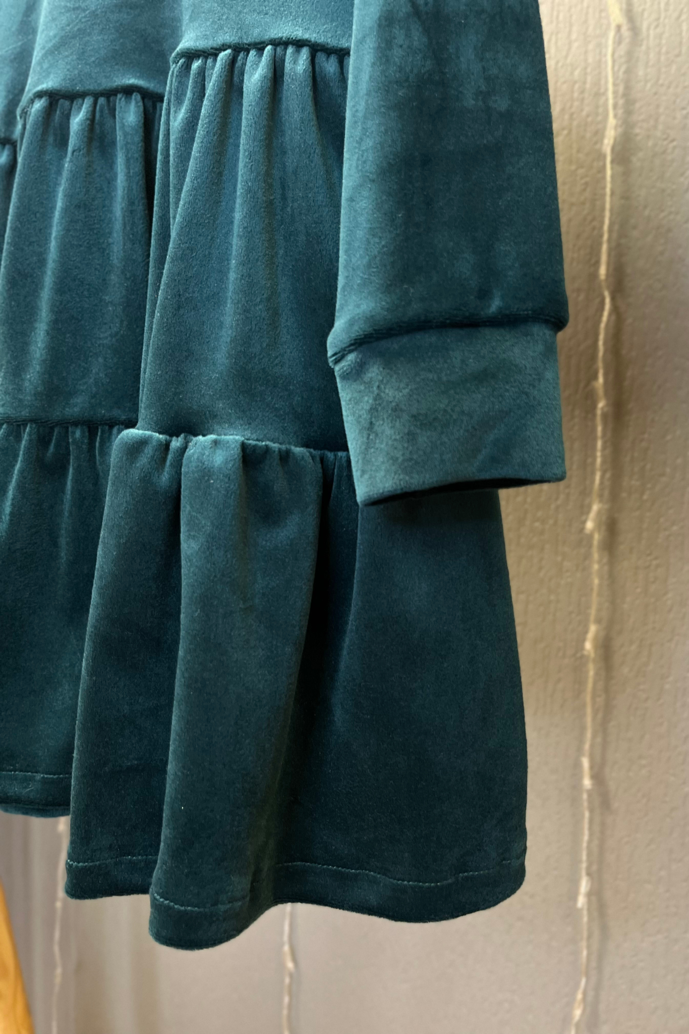 Soft veliūro vaikiška suknelė “Mažoji Dama” - Stiliaus detalė