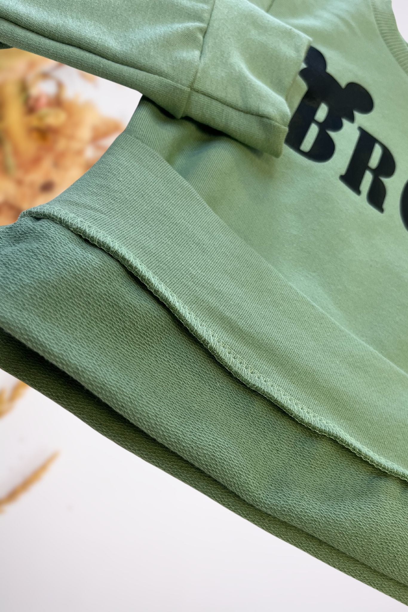 Chaki spalvos vaikiškas džemperis “BROLIS” - Stiliaus detalė