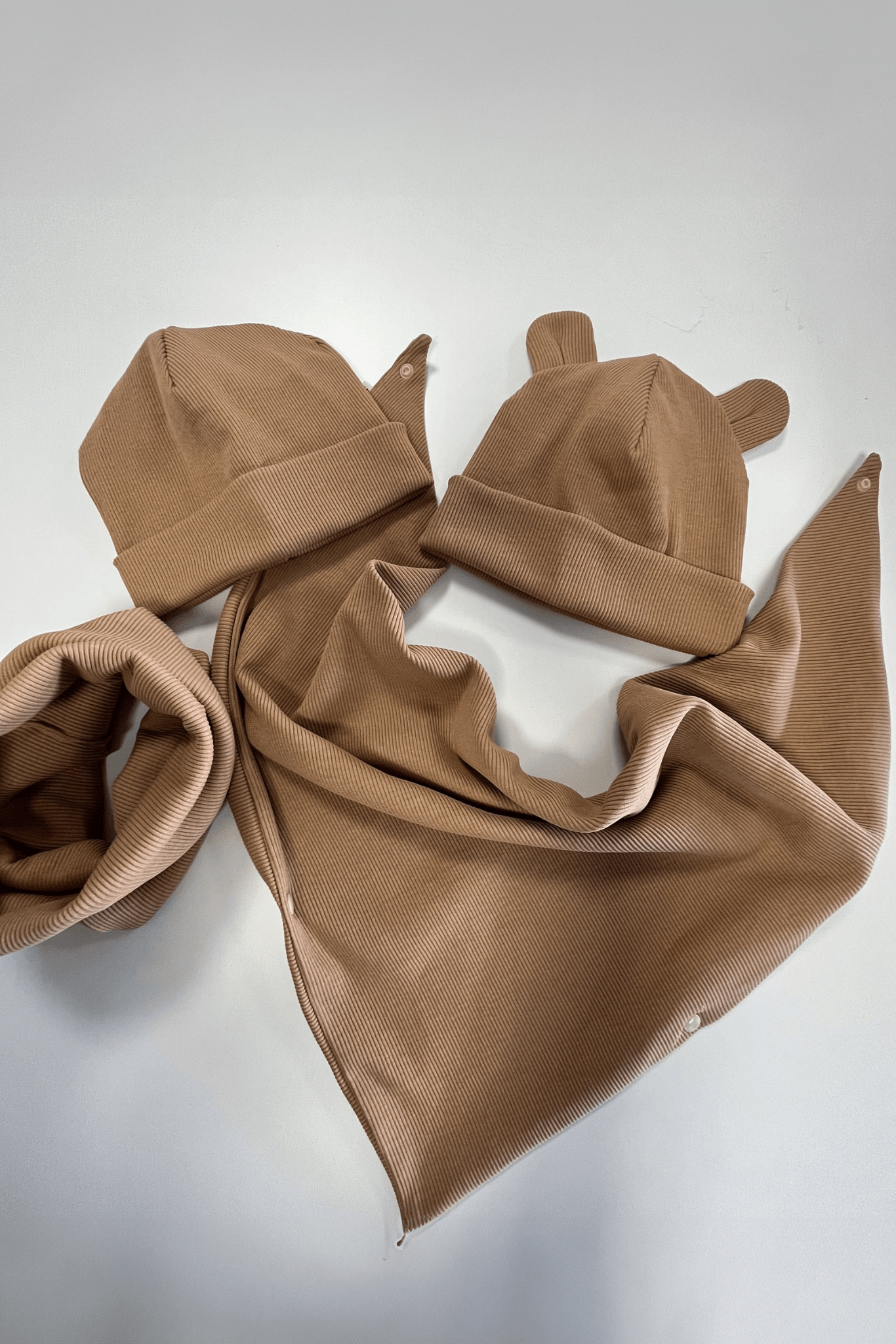 Smėlinės spalvos RIB kepurės ir movos/kaklaskarės komplektai vaikams - Stiliaus detalė