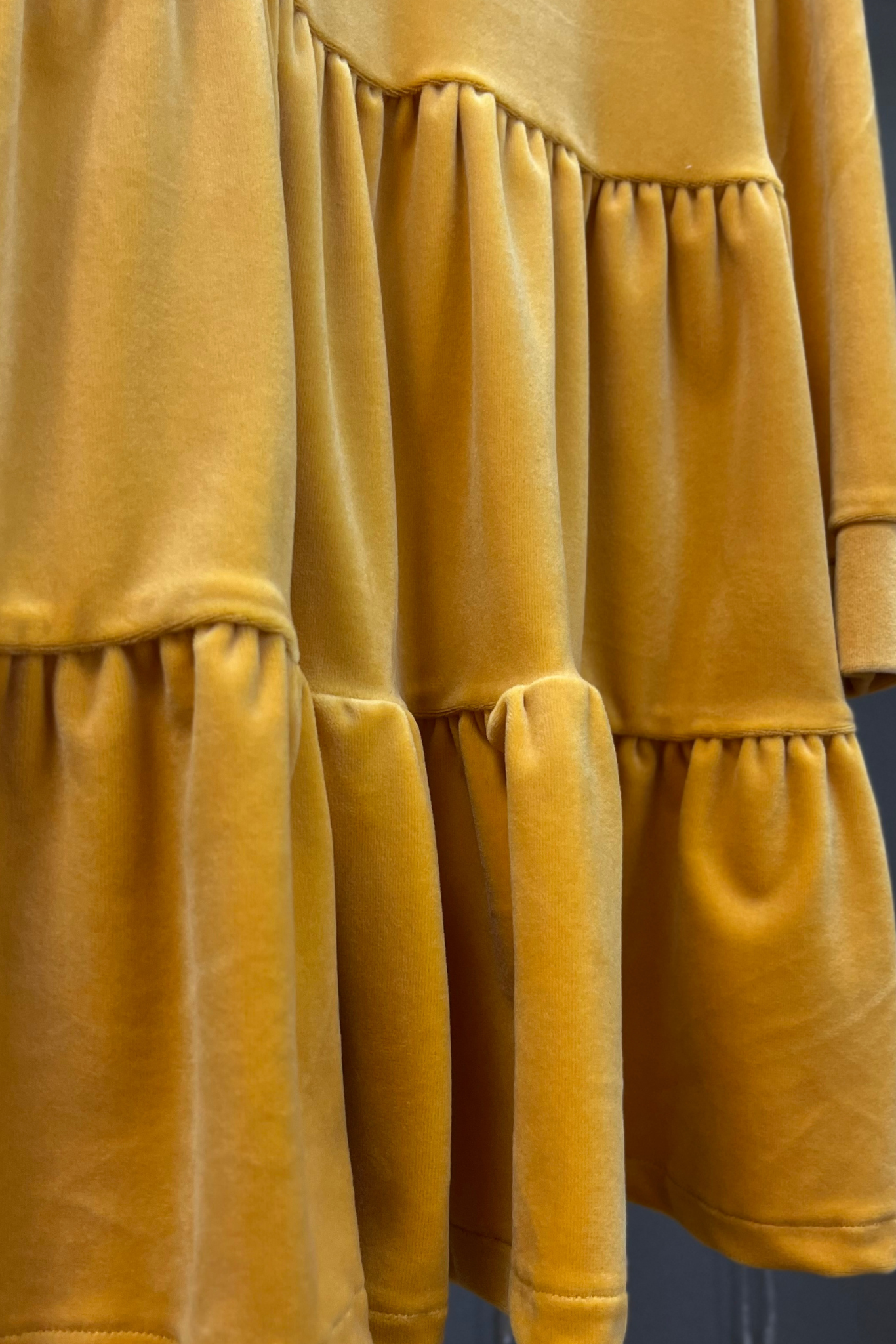 Soft veliūro vaikiška suknelė “Mažoji Dama” - Stiliaus detalė
