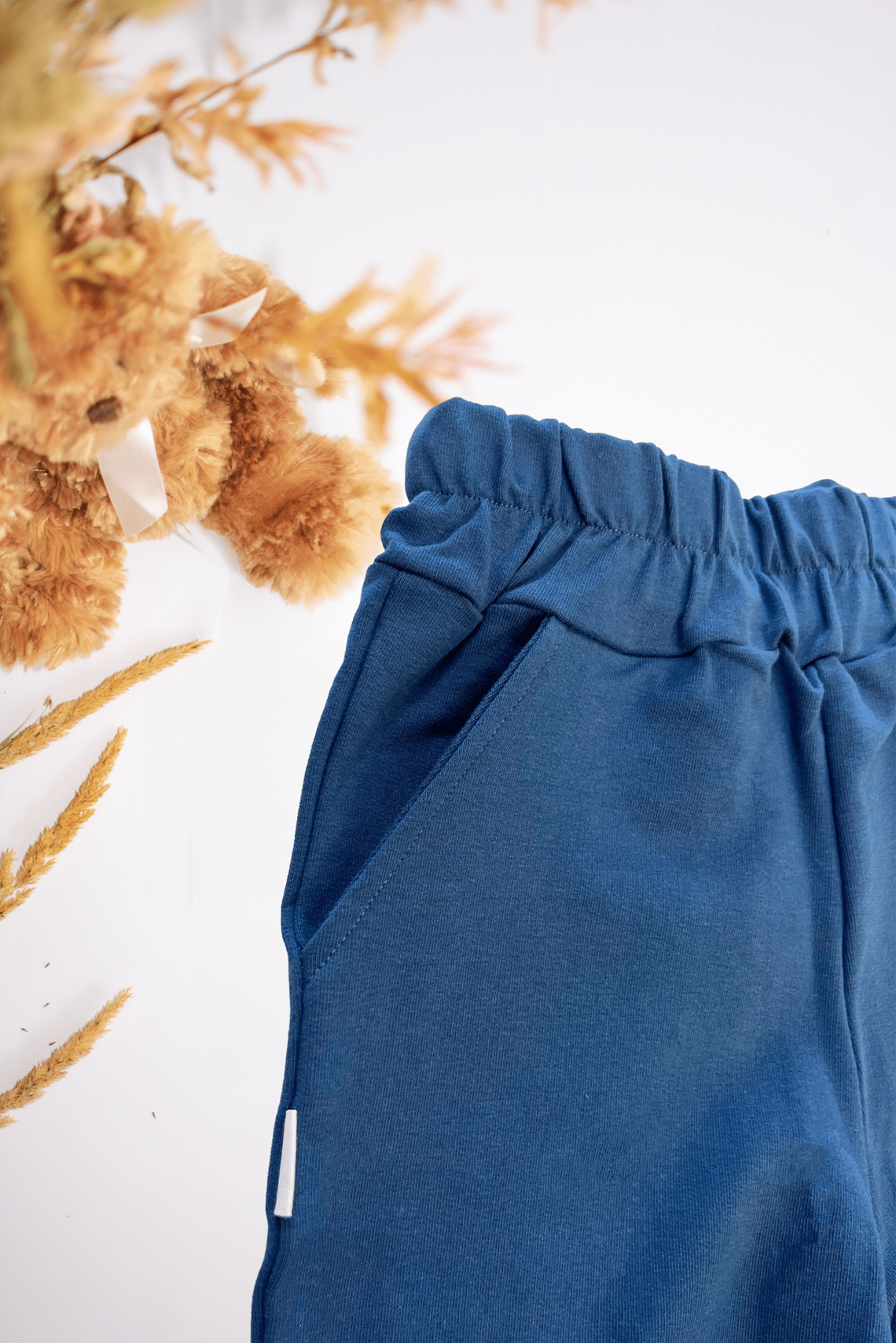 Indigo spalvos kelnės vaikams | Su pūkeliu - Stiliaus detalė