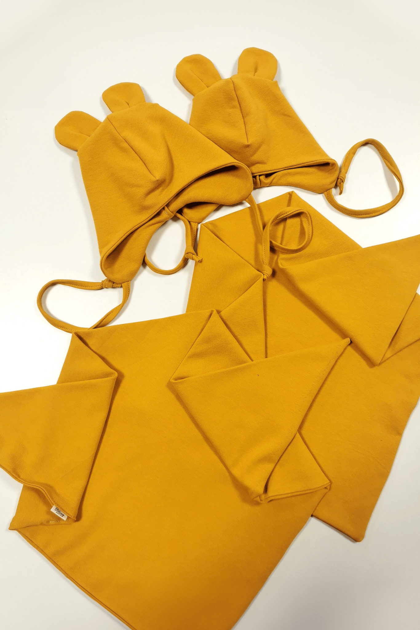 Kepurės su raištukais vaikiškas komplektas su plačia kaklaskare - Stiliaus detalė