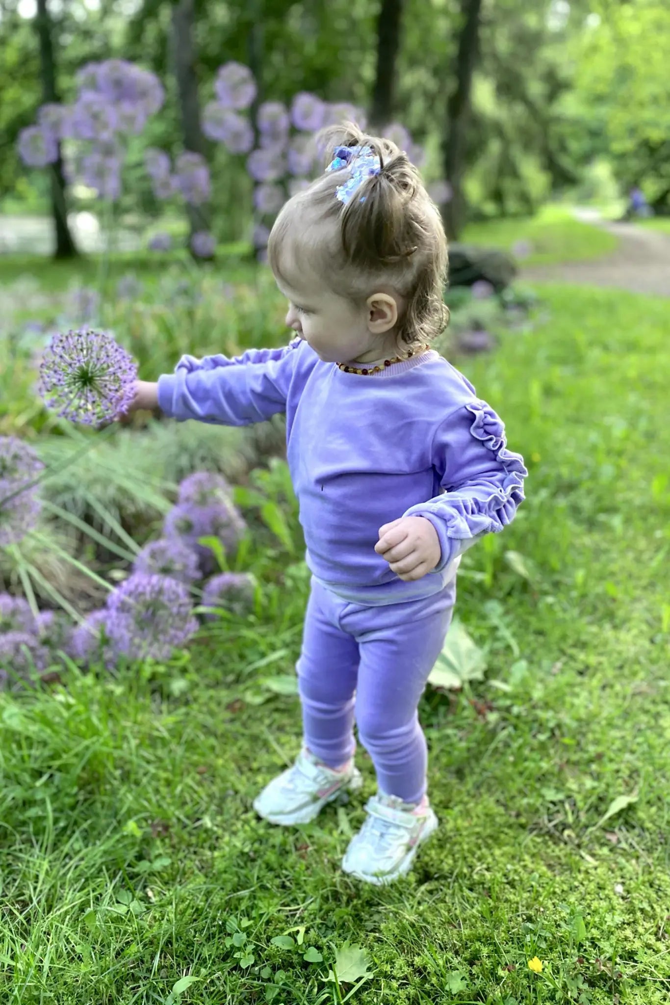 Veliūrinis vaikiškas kostiumėlis “Alyvinė svaja”Stiliaus detalė