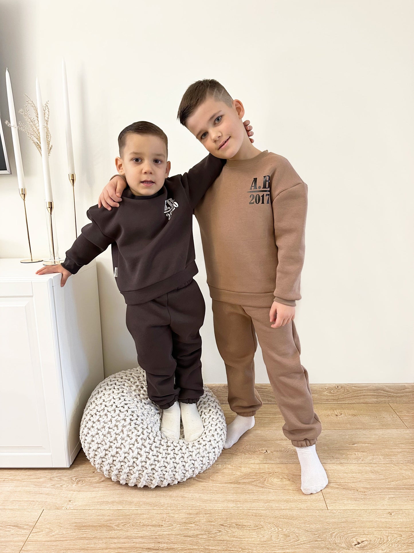 Vaikiškas laisvalaikio kostiumėlis | Kapučino spalvos - Stiliaus detalė