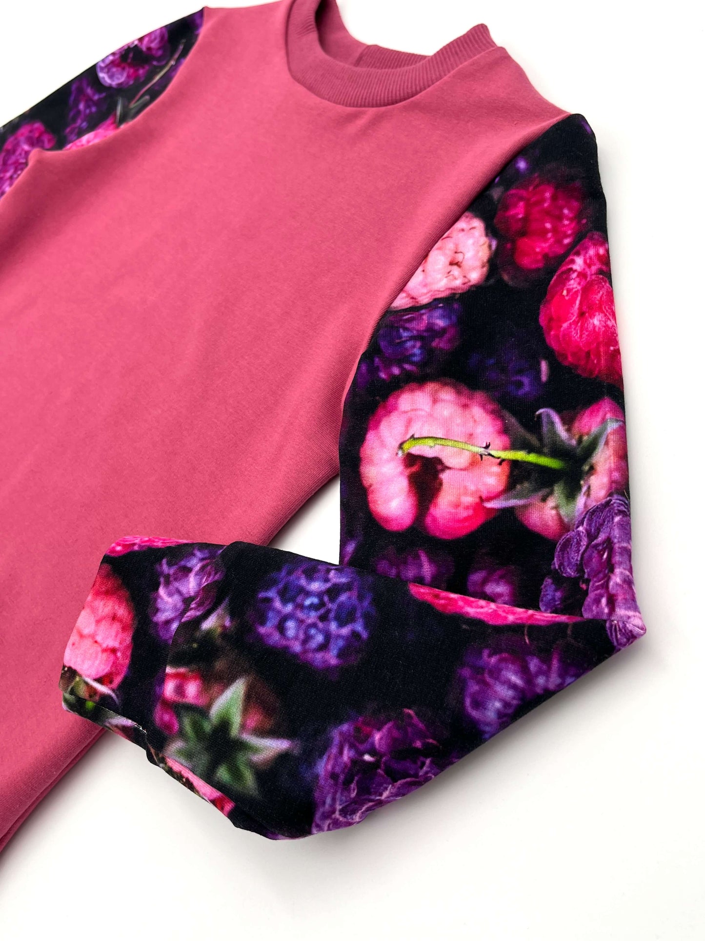 Vaikiškas komplektas džemperis + šortai "Uogos"