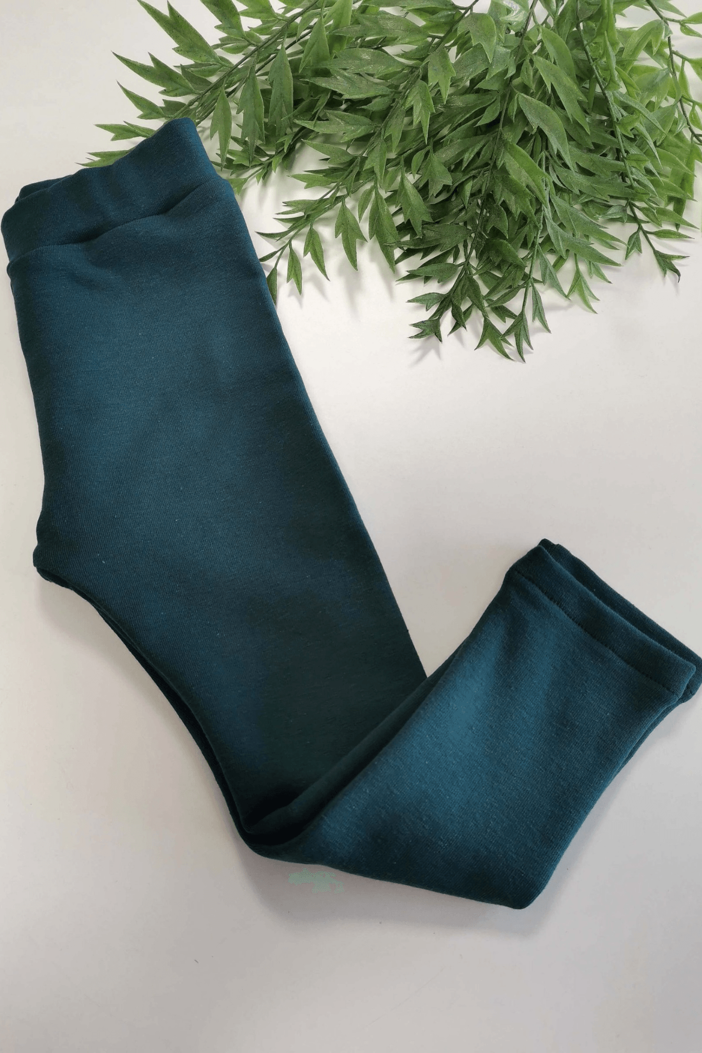 Vaikiškos tamprės | Tamsiai žalios spalvos | Su pūku - Stiliaus detalė