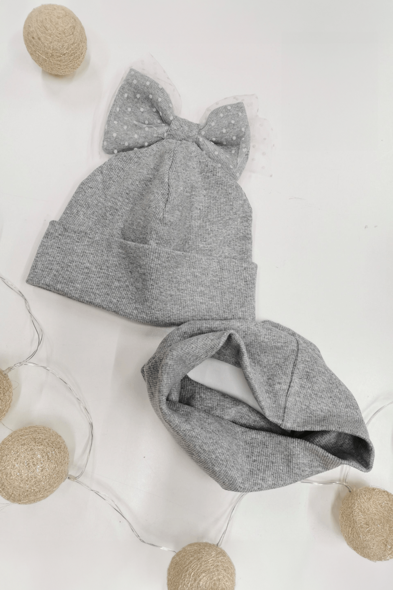 Pilko melanžo vaikiškas kepurės komplektas su mova - Stiliaus detalė