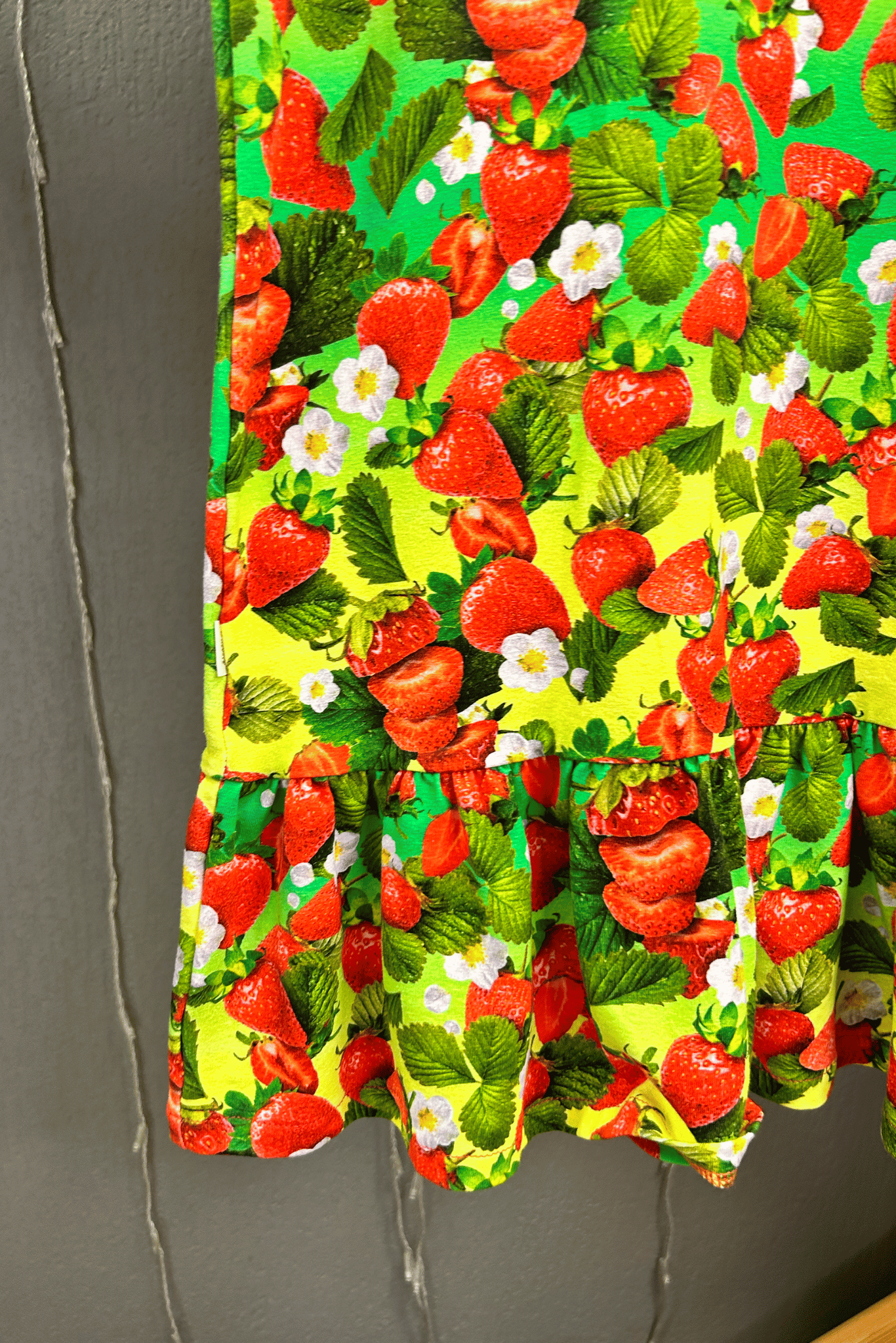 Vasarinė vaikiška suknelė "Braškės" - Stiliaus detalė