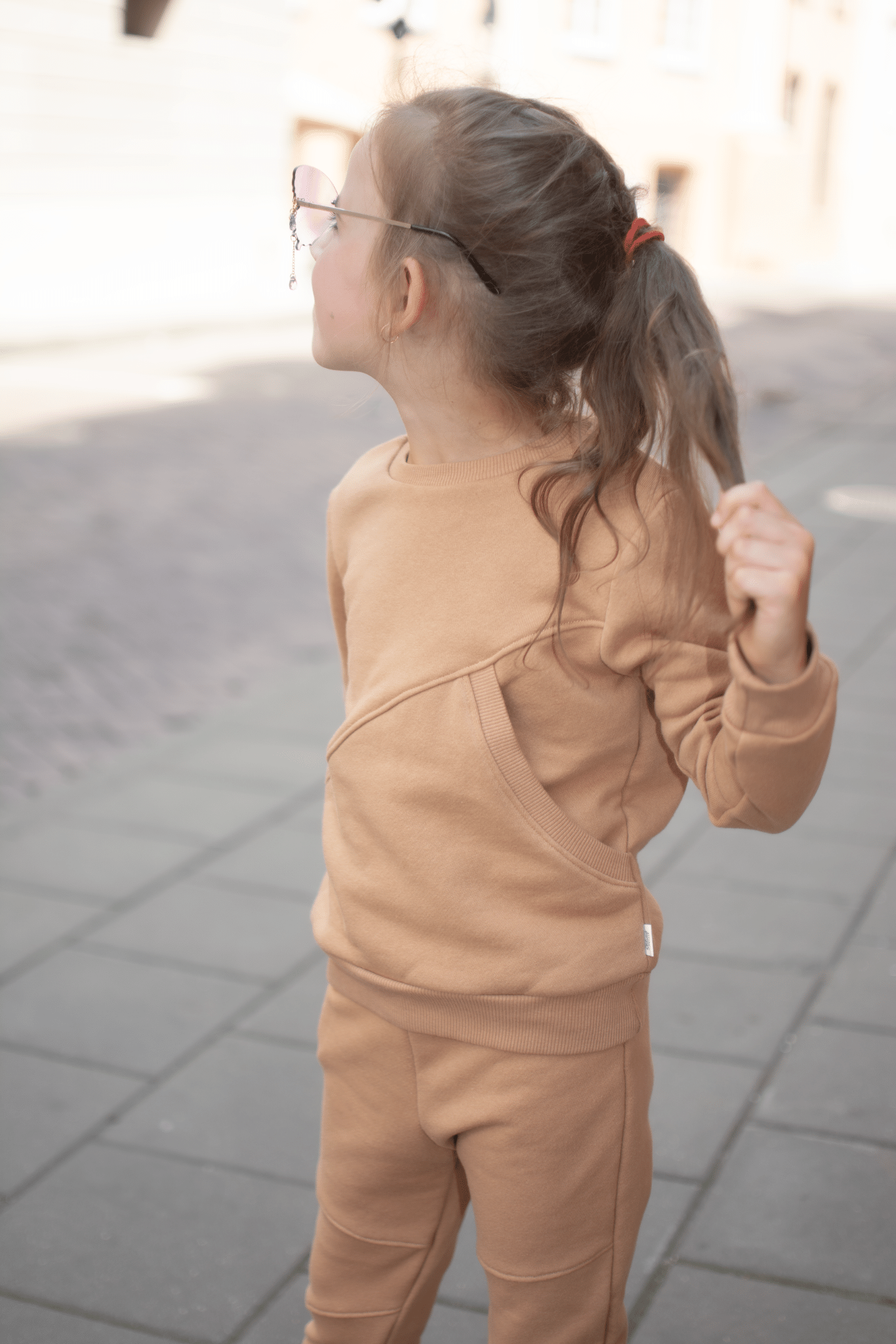Smėlio spalvos vaikiškas kostiumėlis “Vaikystė" - Stiliaus detalė