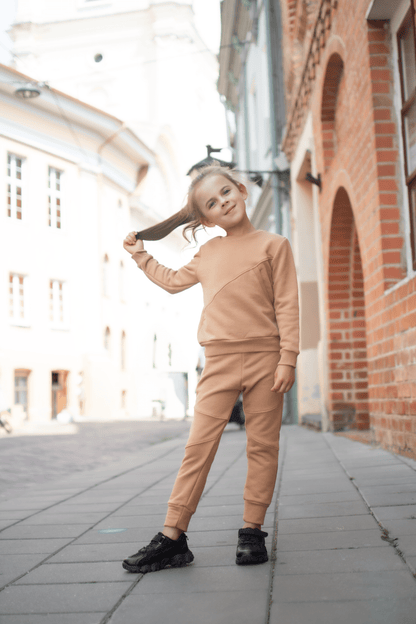 Smėlio spalvos vaikiškas kostiumėlis “Vaikystė" - Stiliaus detalė