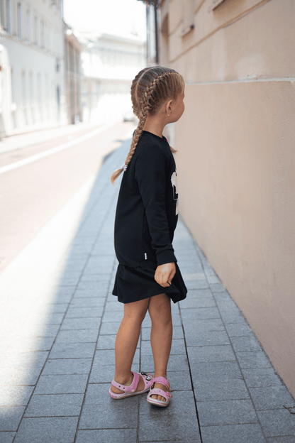 Vaikiška juoda suknelė "Trečiadienė" - Stiliaus detalė