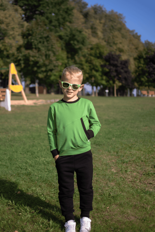 Žalios + juodos spalvos vaikiškas kostiumėlis “Vaikystė" - Stiliaus detalė
