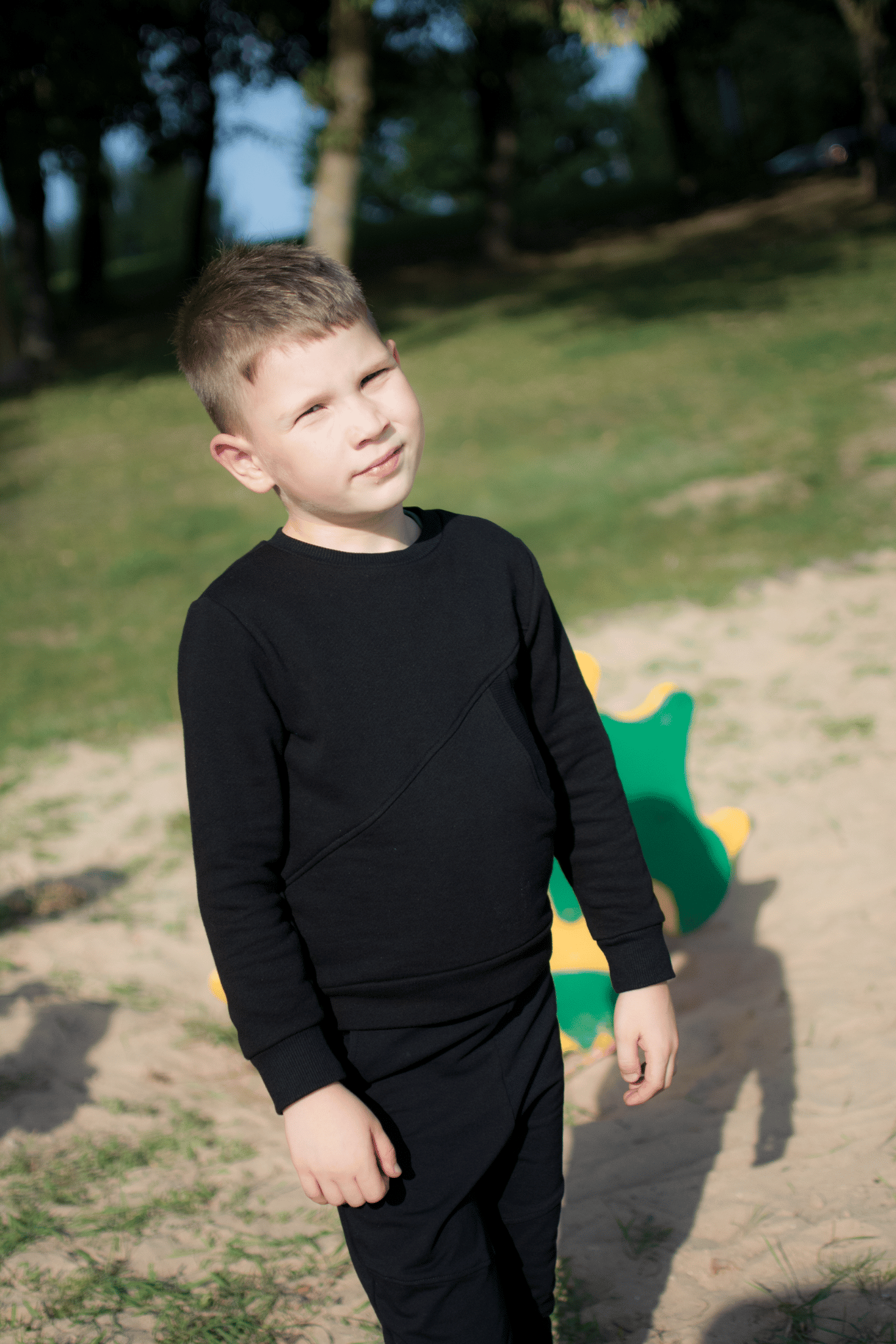Juodos spalvos vaikiškas kostiumėlis “Vaikystė"