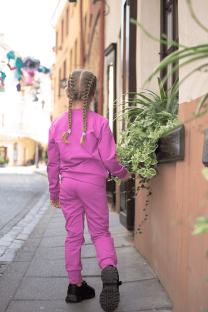 Avietinės spalvos vaikiškas kostiumėlis “Vaikystė" - Stiliaus detalė