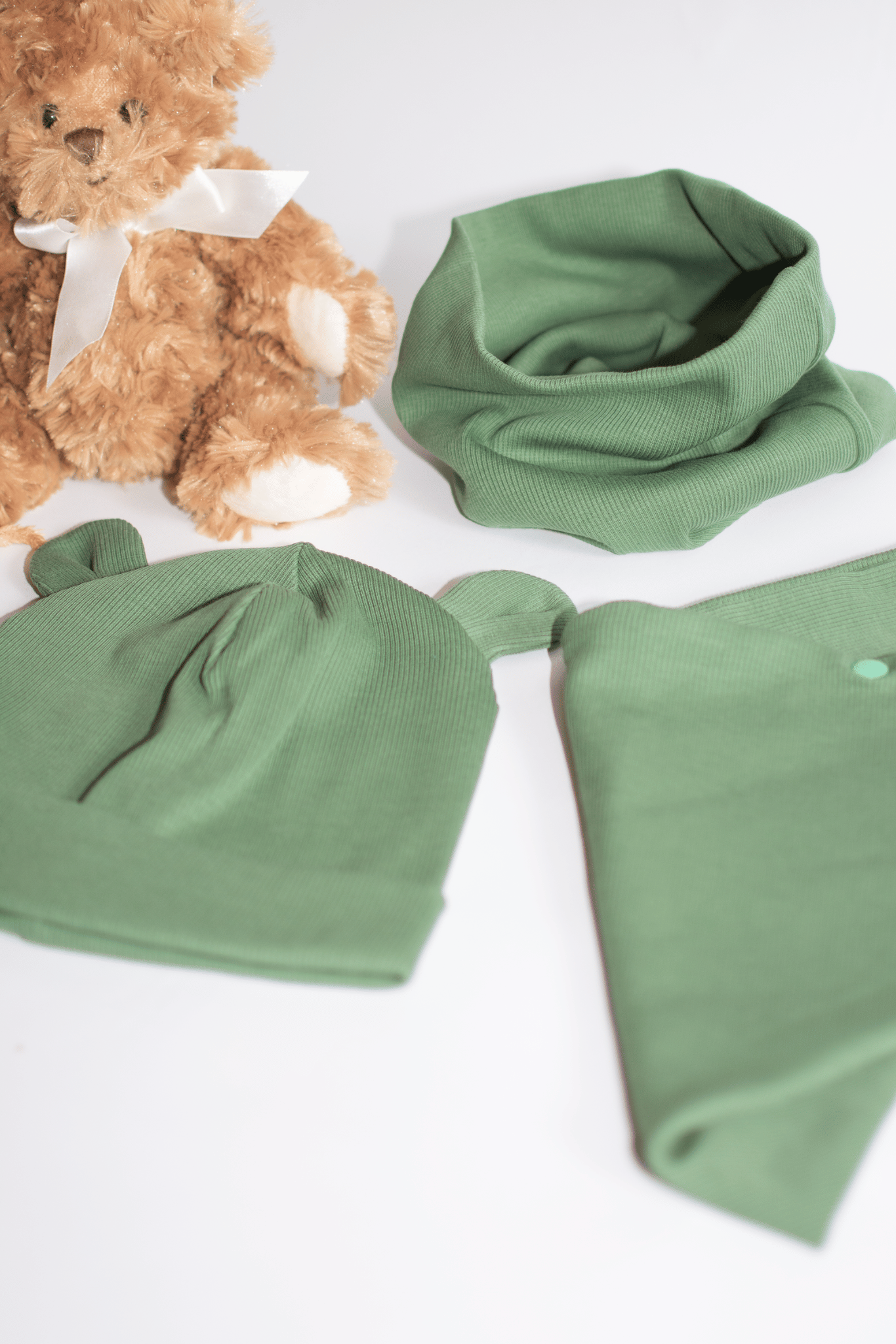 Chaki spalvos RIB kepurės ir šaliko/movos meškiuko komplektai vaikams - Stiliaus detalė