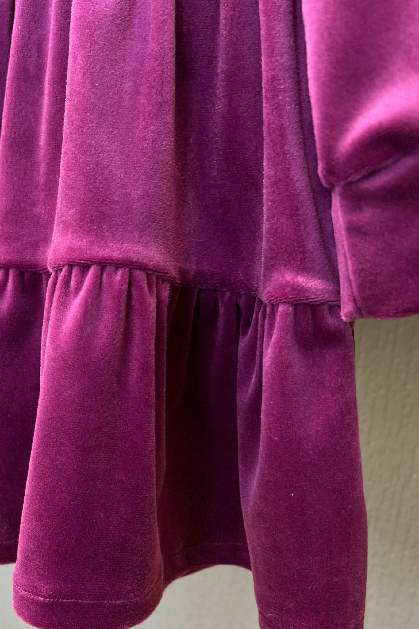 Soft veliūro vaikiška suknelė “Mažoji Dama” - Stiliaus detalė