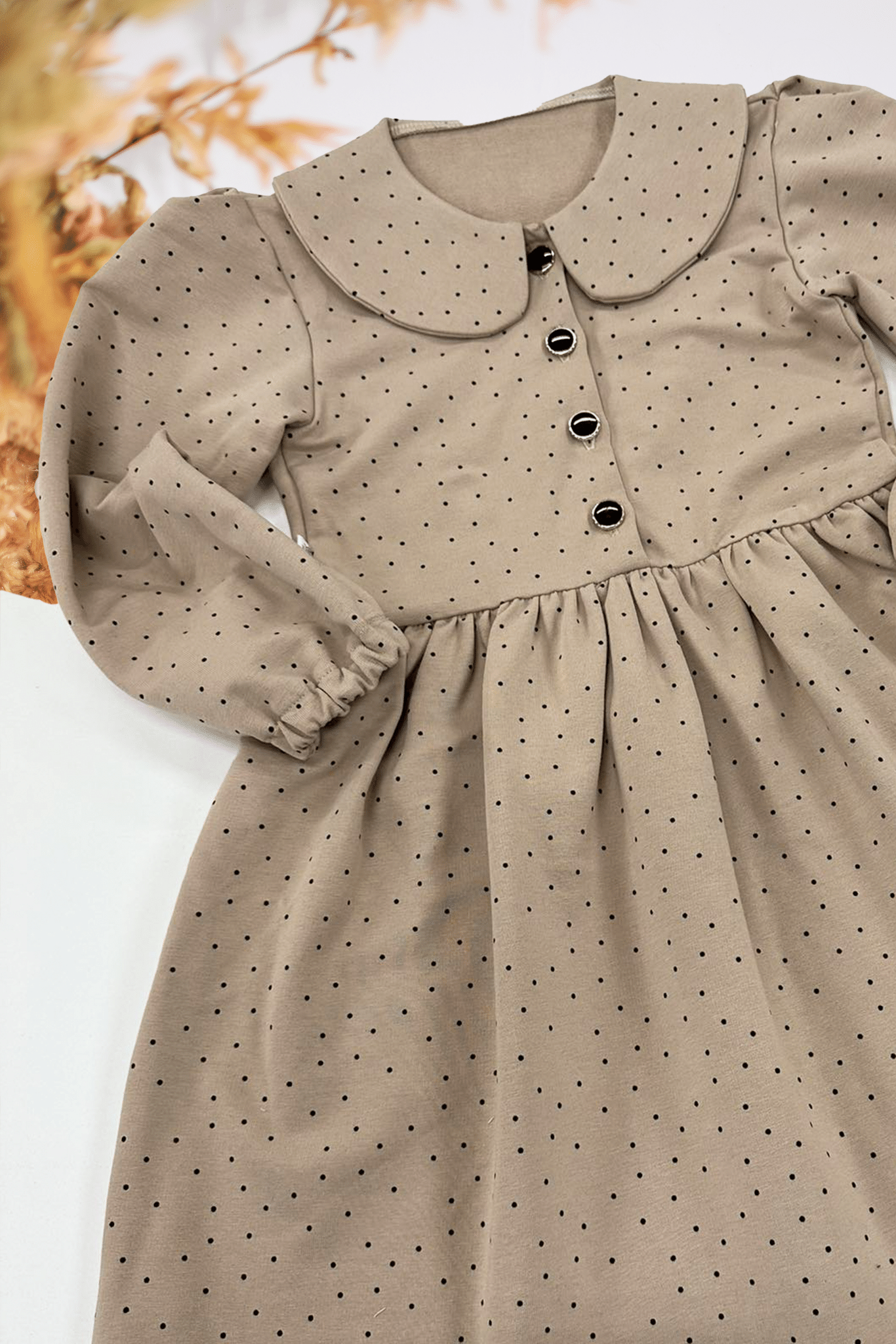 Vaikiška suknelė "Labas, Rugsėji!" | Limituota kolekcija | Latte spalvos - Stiliaus detalė