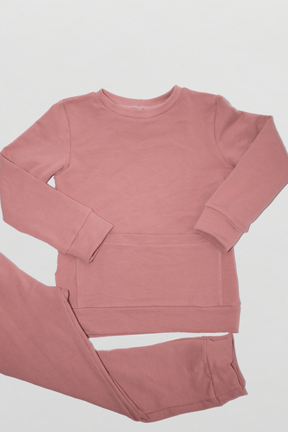 Rausvos spalvos vaikiškas kostiumėlis “Šaltiems vakarams" - Stiliaus detalė