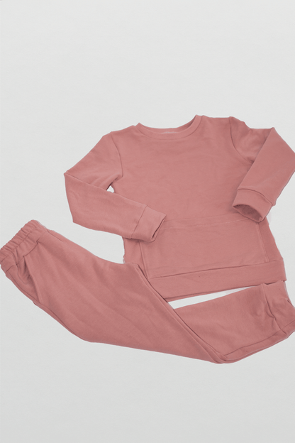 Rausvos spalvos vaikiškas kostiumėlis “Šaltiems vakarams" - Stiliaus detalė