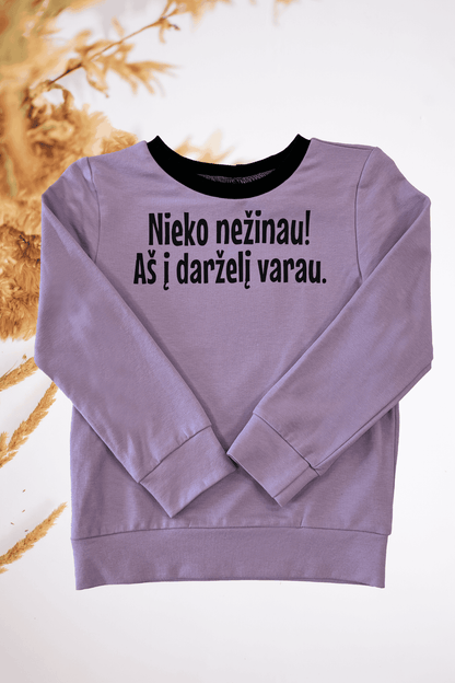 Vaikiškas džemperis “NIEKO NEŽINAU, AŠ Į DARŽELĮ VARAU." | Išskirtinės spalvos - Stiliaus detalė