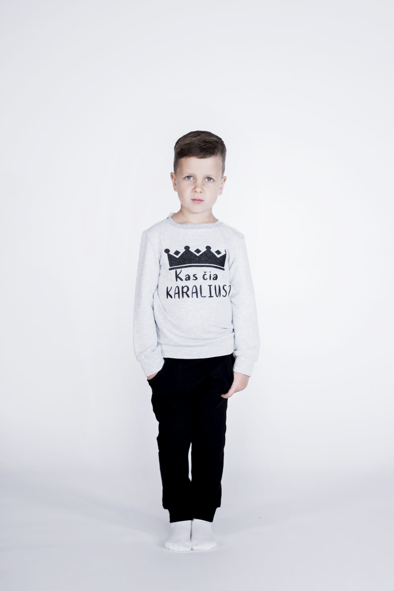 Vaikiškas džemperis “Kas čia karalius?” | Stiliaus detalė