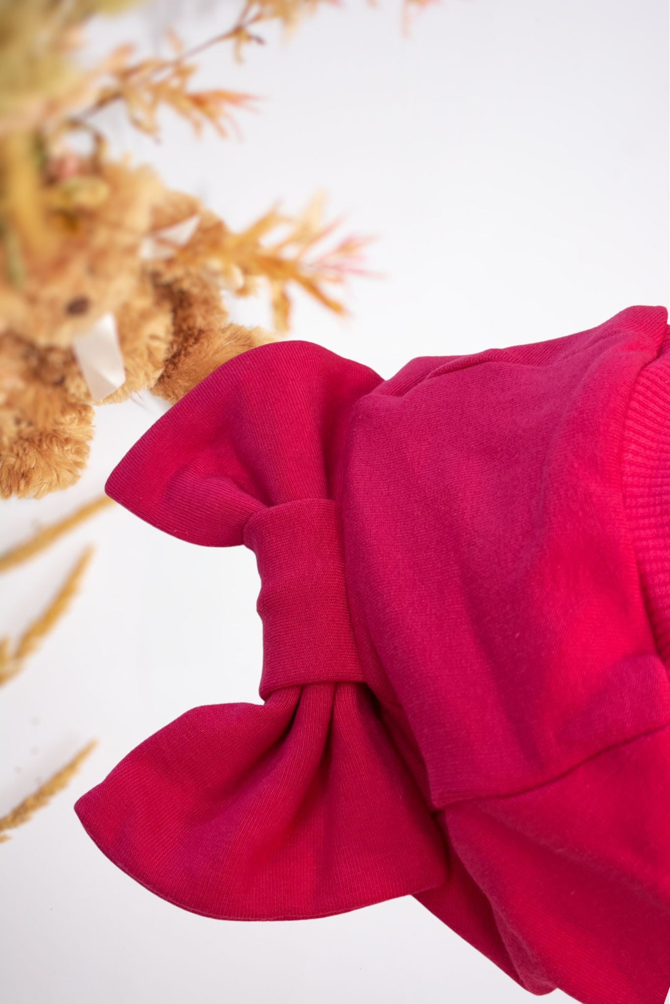 Ryškiai rožinis vaikiškas rudeninis šalmukas su kaspinu