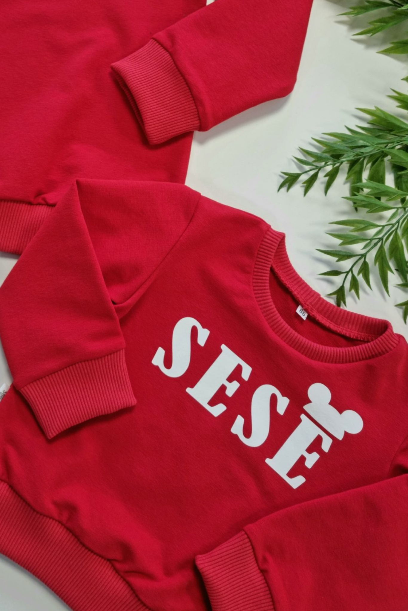 Raudonas vaikiškas džemperis “SESĖ”Stiliaus detalė