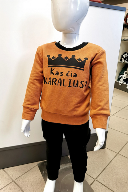 Vaikiškas rudas džemperis “Kas čia karalius?” - Stiliaus detalė