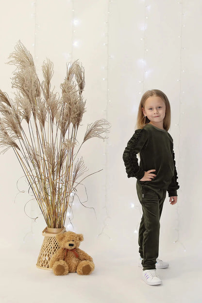 Soft veliūro vaikiškas kostiumėlis “Elegancija”Stiliaus detalė