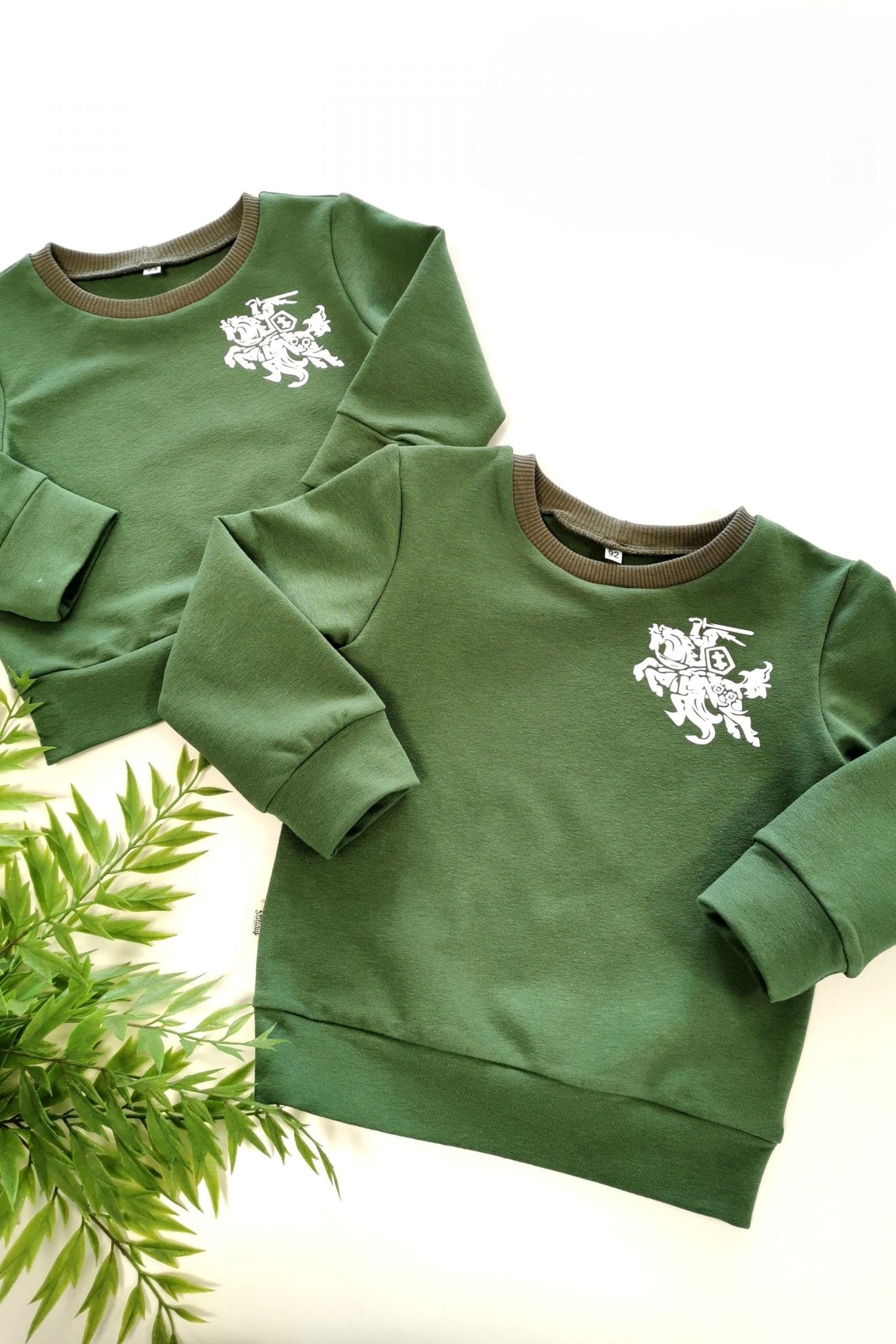 Samanų žalios spalvos džemperis su VyčiuStiliaus detalė